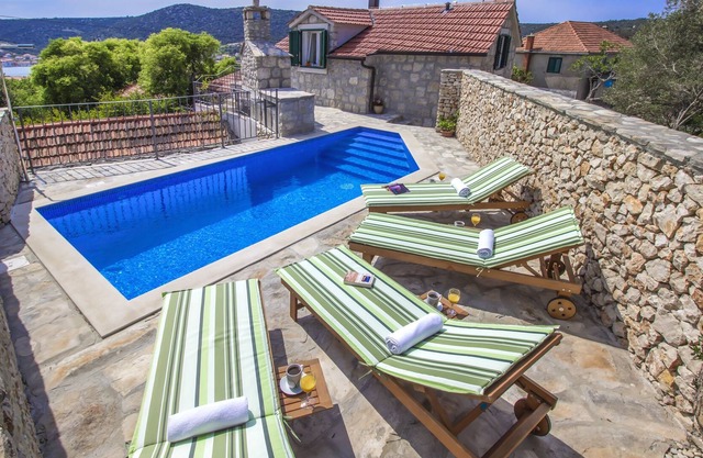 NUEVA VILLA DE PIEDRA CON PISCINA CLIMATIZADA