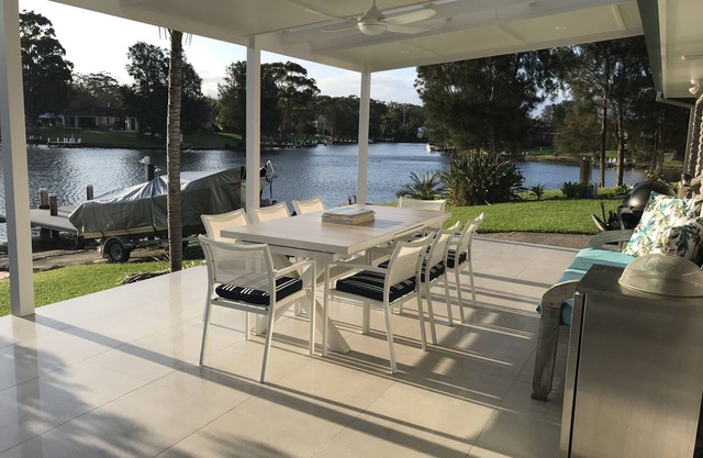 Frente al mar, larga playa de arena y embarcadero privado en Sussex Inlet
