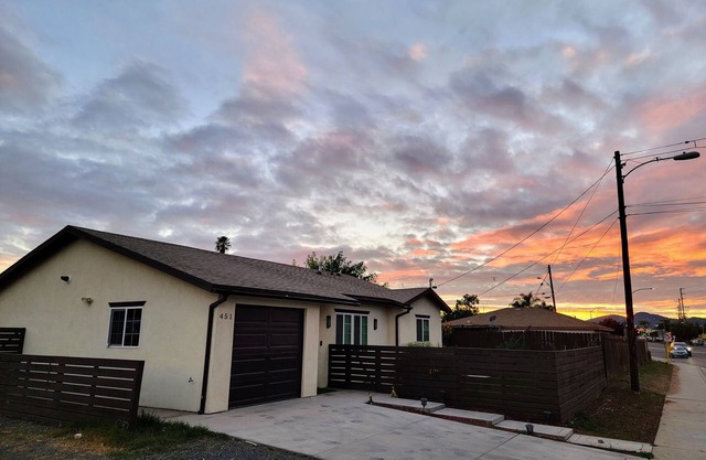 New! Stylish Home, 4TVs, 5min to Dwntwn! Pets ok!