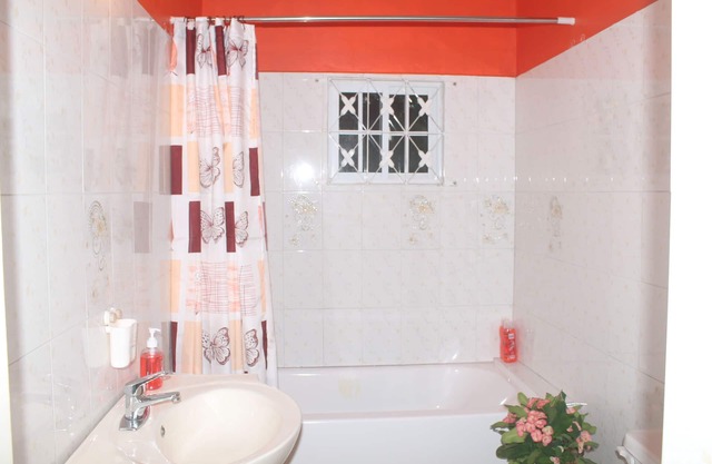 ¡NUEVO! Apartamento suburbano con cómodas camas Queen