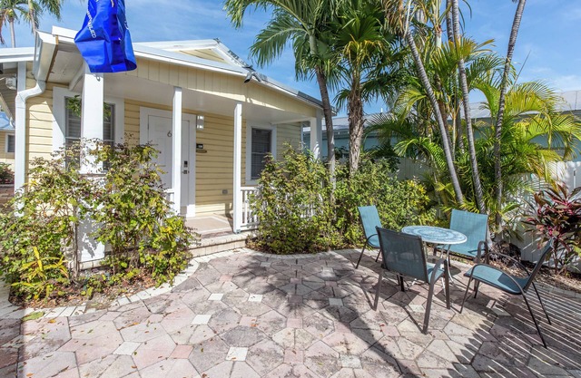 NEW! - The Jolly Rooster Cottage Steps to Duval - Prime and Quiet Location