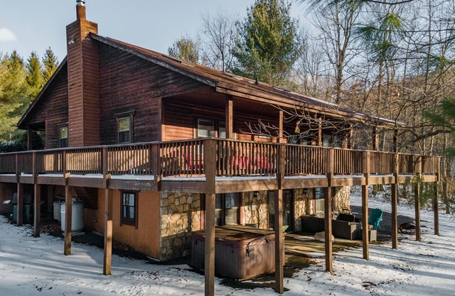 New! The Zen Den: Lake Area, Hot Tub, Fireplace, Pool Table!