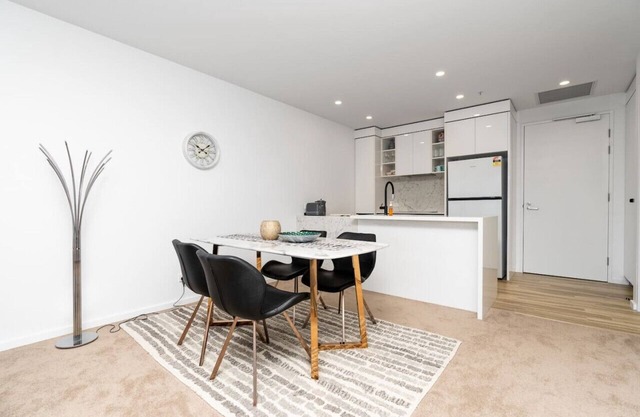 New to VRBO: Lovely 2BR Apartment w/ free parking on premises