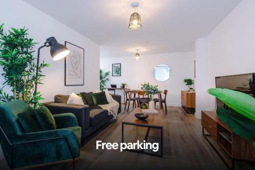 NEW Trafford Loft - Free Parking