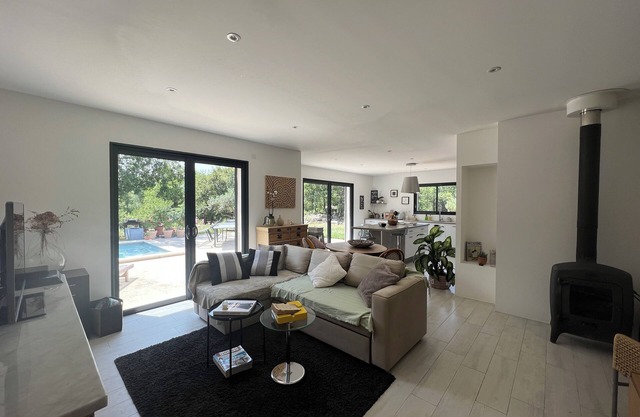 Villa nueva con piscina.