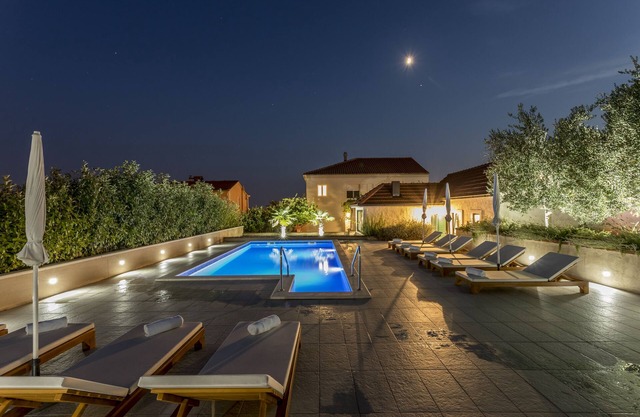 Nueva villa en Split con piscina privada y vistas panorámicas al mar.