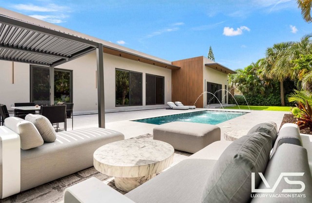 NEW Villa Kasakua- LUXE Beach Villa w/ Heated Pool