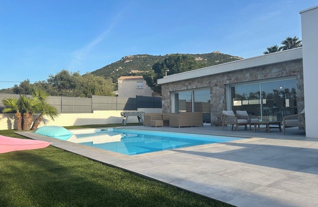 New villa with pool 3 bedrooms 140 m2 15 minutes walk from the beach