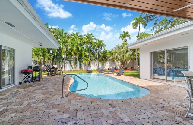 NEW VILLA WITH POOL AND GARDEN BY AVENTURA MALL