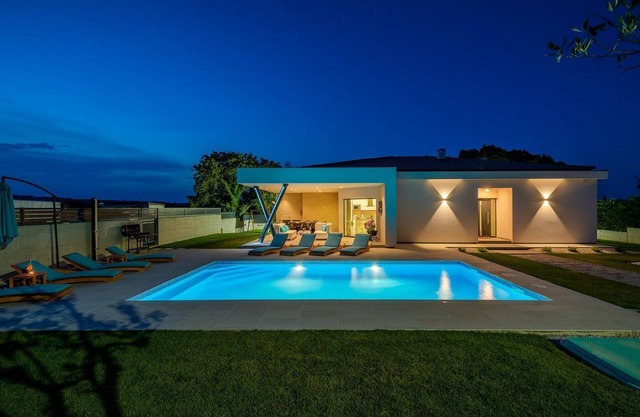 Nueva villa con piscina privada, dardos, barbacoa