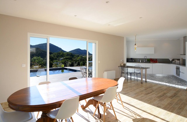 Nueva villa con piscina con vistas a una hectárea de terreno con vistas al viñedo.
