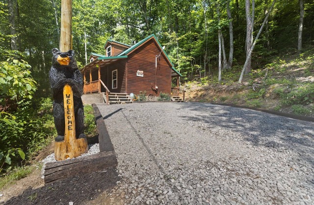 Newly Built, Cozy, Pet Friendly, Hot Tub, Rural Cabin deep in Red River Gorge