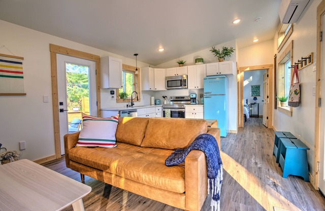 NEWLY BUILT! Private Family Retreat 5 Minutes from Hood River (Dog Friendly)