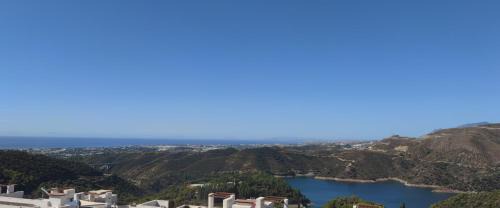 Newly built townhouse with spectacular sea views in an idyllic setting just 15 min from Marbella