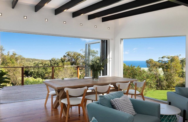 Este Beaut Beach House (BBH) ofrece una relajante vida de planta abierta con cocina de diseño y vista divina.