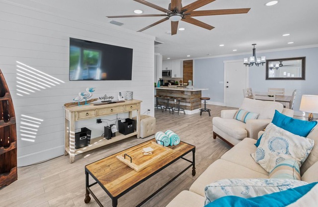 Newly refreshed in-town duplex near Bradenton attractions