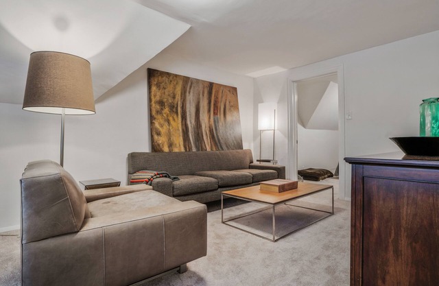 Newly remodeled 1BR/1BA apartment centrally located near top dining/attractions.