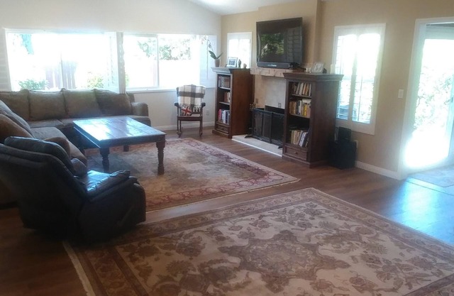 Recién remodelado de 3 habitaciones y 3 baños en casa. ¡A solo 15 minutos de las playas de Malibu!