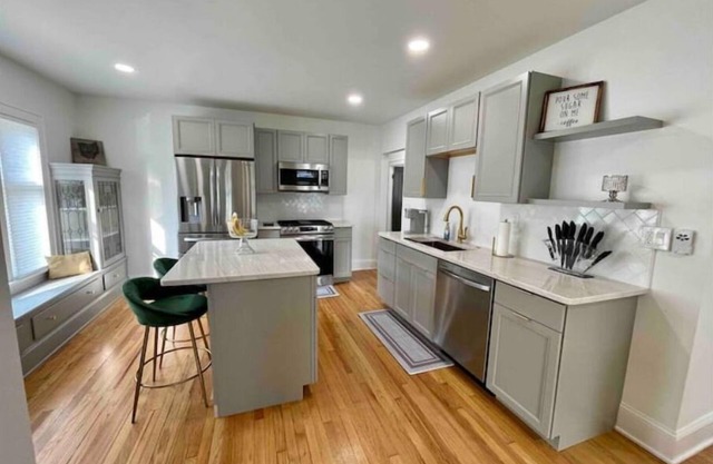 Newly remodeled - Close to airport - 3br, 1 ba