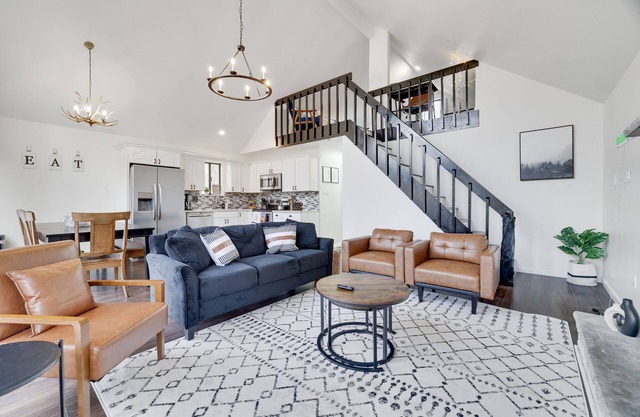 Newly remodeled, EV Charger, King bed, Game & Movie room, Family-Pet-friendly!