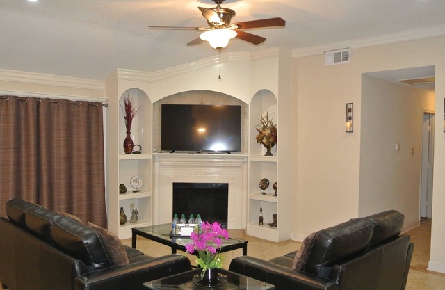 Hermosa casa espaciosa recientemente remodelada con 4BR / 2BA / 5BEDS: 1King + 4Queens! ¡BONITO!