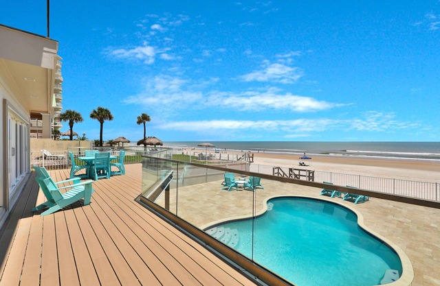 Casa de playa recientemente renovada con piscina privada, terraza, balcón y magníficas vistas al océano