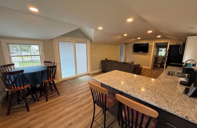 Newly renovated 2-bedroom house with access to Lake Winnipesaukee in Alton Bay