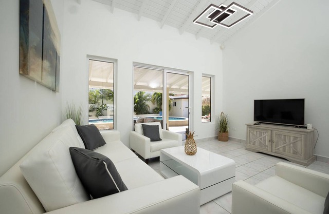 Newly Renovated 4BR 4BA Private Pool Eagle Beach