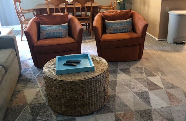 Condominio recién amueblado y renovado en la playa con una gran piscina!