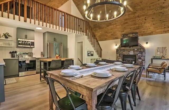 Newly renovated house in Lake Harmony w/ Hot Tub, Gameroom & Summer Beach Access
