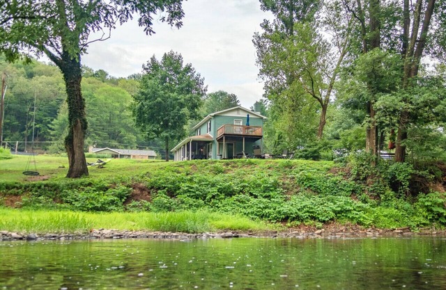 Waterfront oasis with kayaks and firepit!