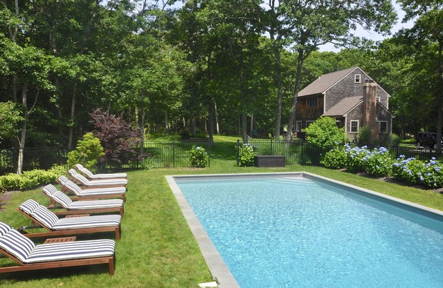 Casa Hamptons recientemente renovada y decorada profesionalmente, rodeada por una reserva