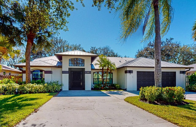 Newly renovated retreat near pristine beaches with private pool & deluxe hot tub