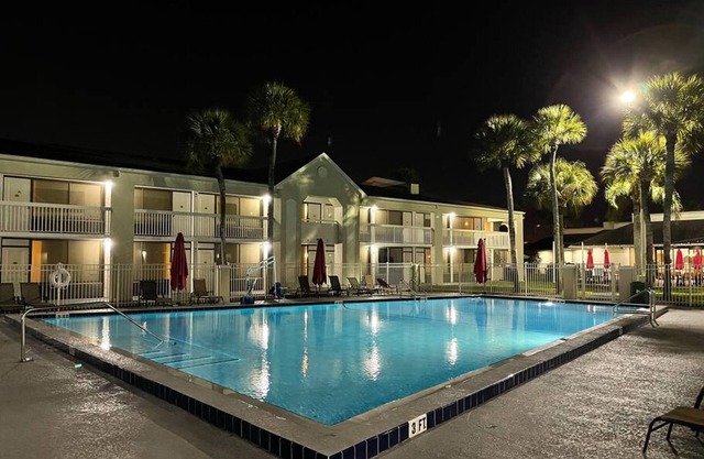 Newly Renovated Room in Cozy Hotel Near Disney