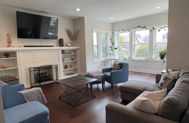 Newly Renovated, Spacious 2BR in Andersonville with Private Parking