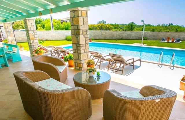 Acogedora Villa en Tinjan con piscina