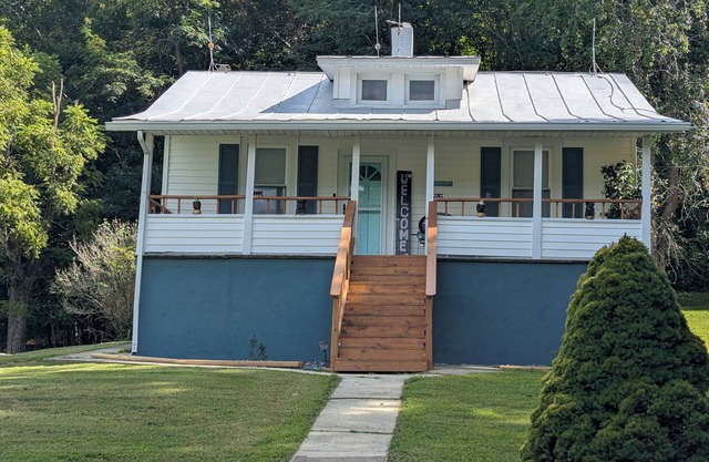 Newly restored farmhouse in Eagle Rock, VA with WiFi, Fire TV, mountain views.