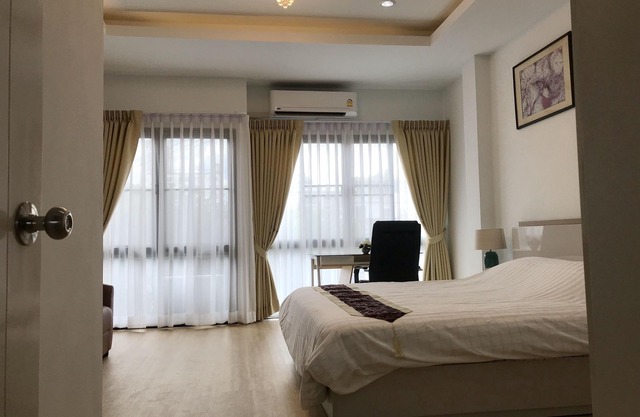 Newly Townhouse in Huai Khwang W/ 4 King Beds