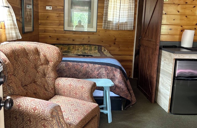 Cabin 1 - Sweetheart Deluxe Cabin - Two-room Cabin w/ Indoor Jacuzzi