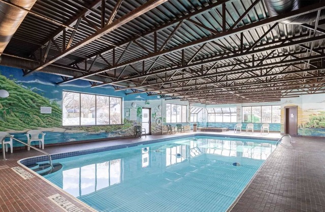 Niagara River Hotel with Pool - 5 Bedrooms Group