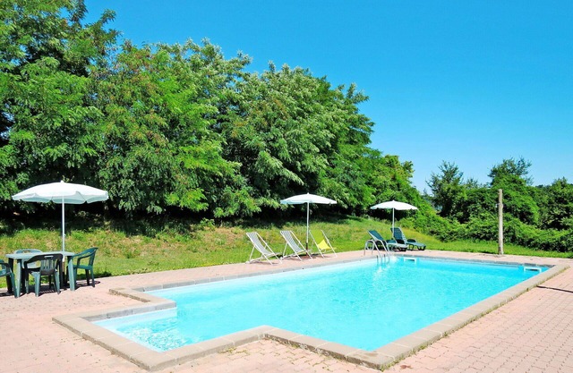 Acogedor apartamento en villa para 4 personas con WIFI, piscina, patio y aparcamiento