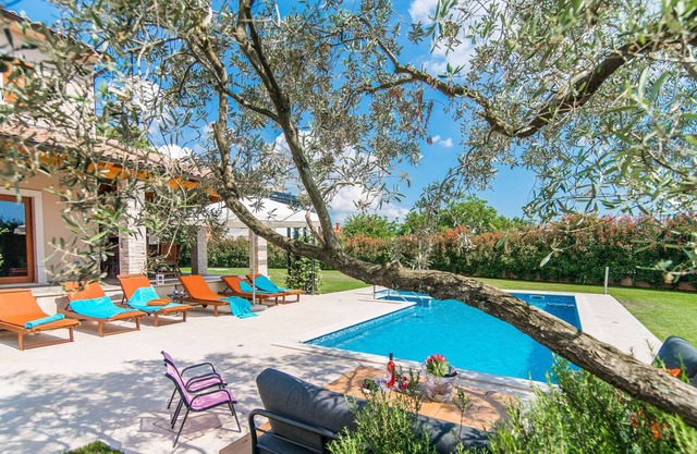 Lujosa Villa en Salambati con Piscina