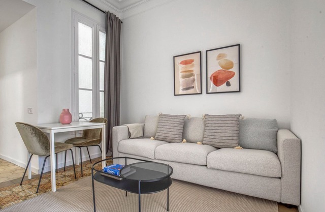 Nice Antiga Esquerra de l'Eixample 4BR w/ A/C, Elev & W/D, by Blueground