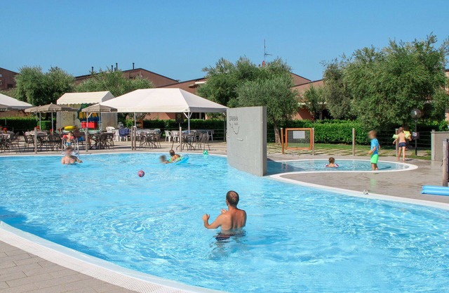 Bonito apartamento con piscina, A/C, WIFI, TV, balcón, mascotas permitida y aparcamiento
