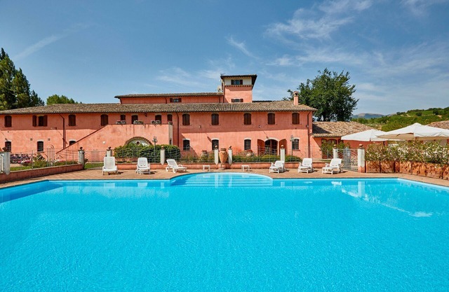 Apartamento con WIFI, piscina, TV, balcón, mascotas permitida, aparcamiento, cerca de Spoleto