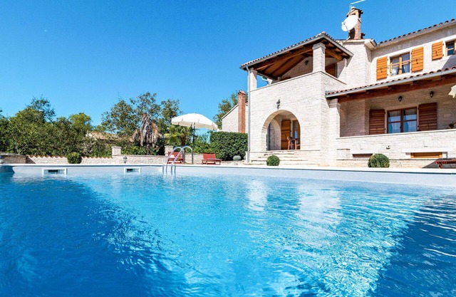 Acogedor apartamento con A/C, piscina, WIFI, TV, terraza, mascotas permitida y aparcamiento