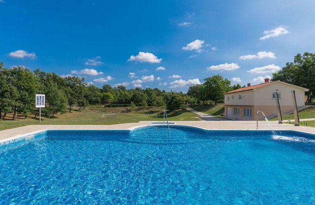 Acogedor apartamento para 8 personas con WIFI, A/C, piscina, TV, terraza y aparcamiento