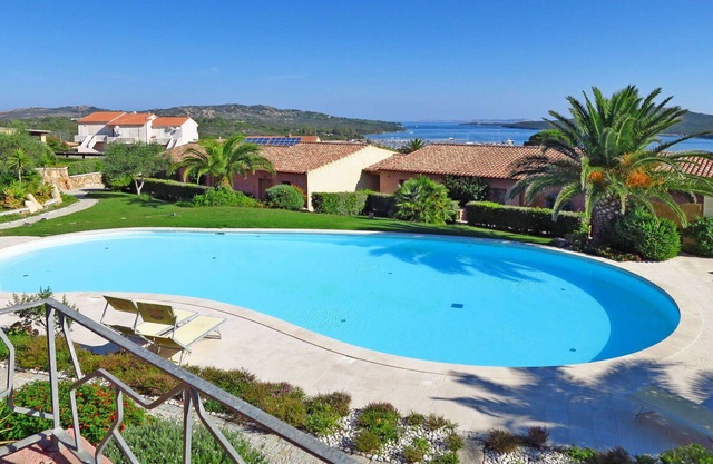 Acogedor apartamento con A/C, WIFI, piscina, terraza, mascotas permitida y aparcamiento