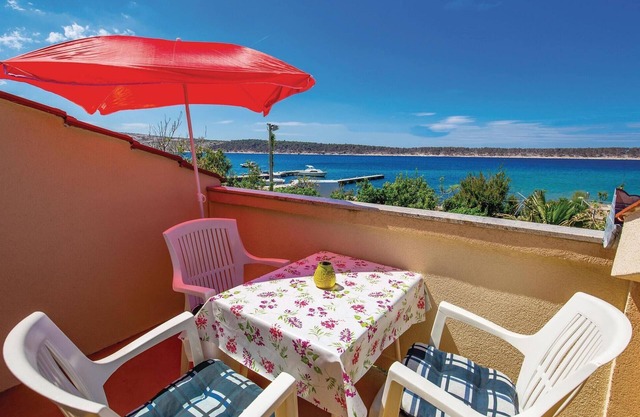 Bonito apartamento en Rab con cocina.