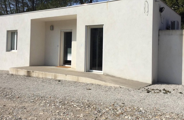 Bonito mazet de estilo contemporáneo ubicado en el corazón de la naturaleza,